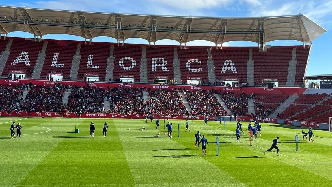 Portada de Oficial: Lato es baja en la convocatoria del Mallorca, Mojica titular