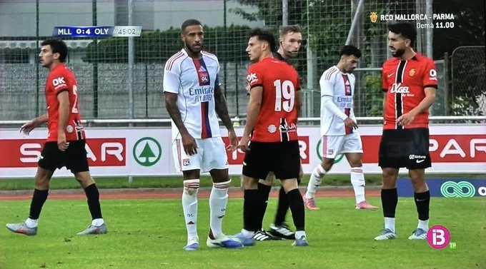 Portada de El Mallorca, con grietas y fugas, es goleado por el Lyon