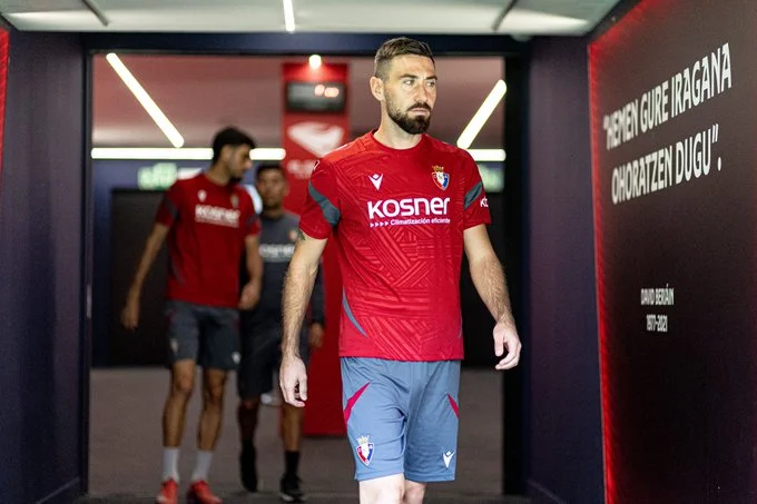 Portada de Alerta en Osasuna: Moi Gómez abandona con molestias la Copa Txapela