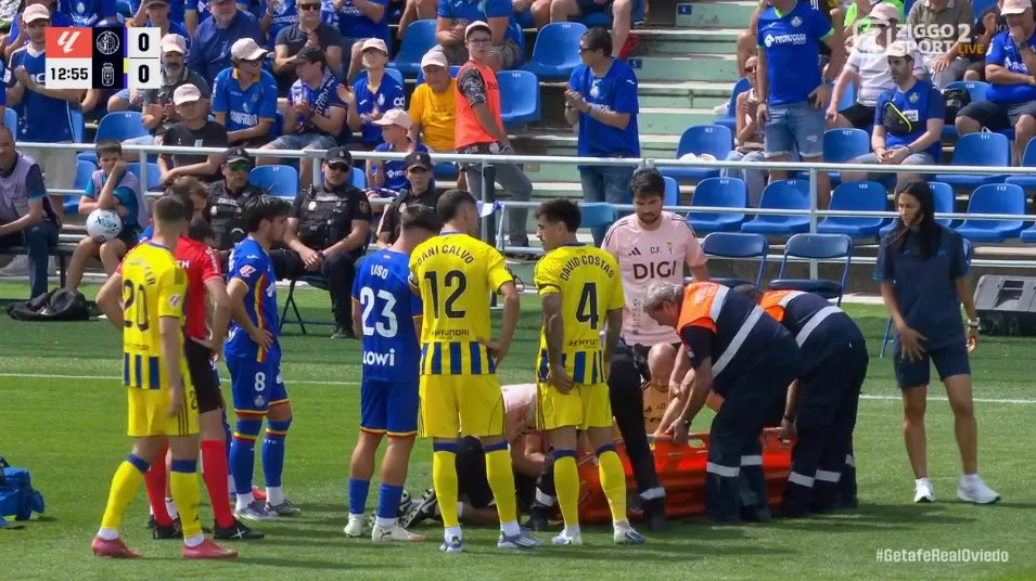 Portada de Alerta en el Oviedo, Vidal sale en camilla para el hospital