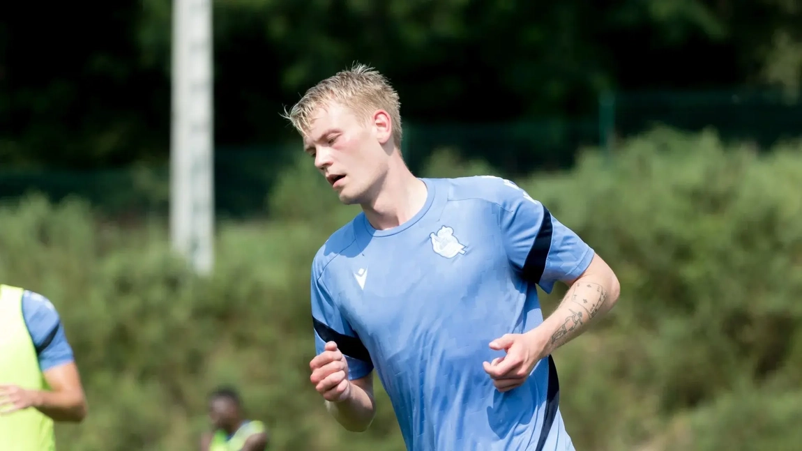 Portada de Oskarsson pone la noticia en la gira de la Real Sociedad