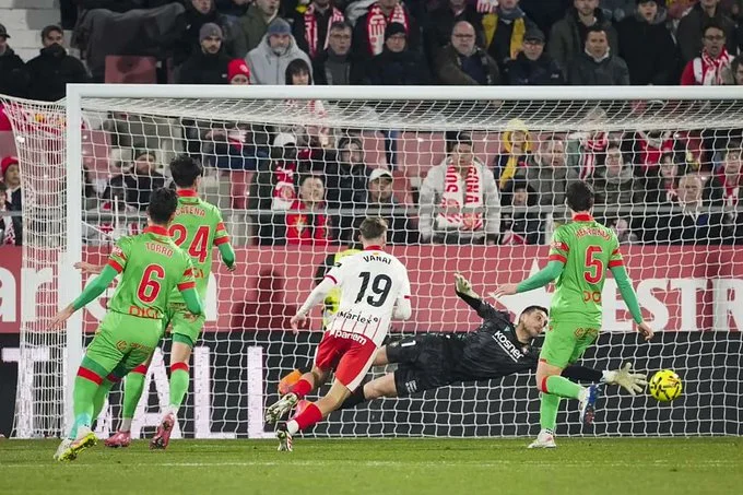 Portada de El Osasuna cae en Montilivi, con bronca final - Jornada 19 Liga Fantasy