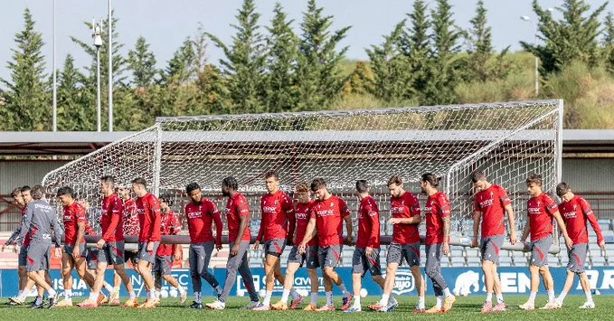 Portada de Juan Cruz sale con molestias en el entreno de Osasuna, Duda para el reinicio de La Liga