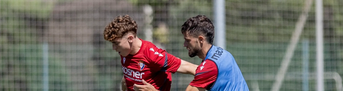 Portada de Debuta Víctor Muñoz en la rutina del Osasuna, con susto