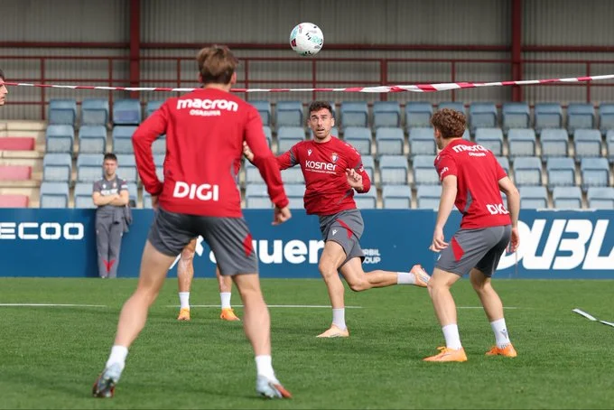 Portada de El Osasuna entrena con dos bajas y una ausencia