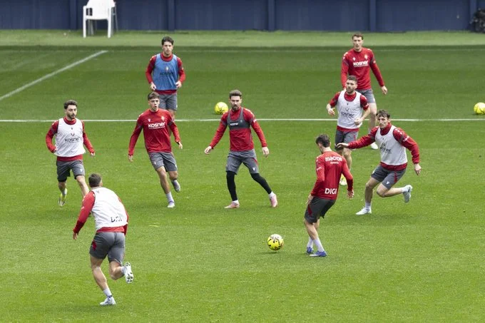 Portada de Osasuna trabaja con Víctor Muñoz en sesión especial
