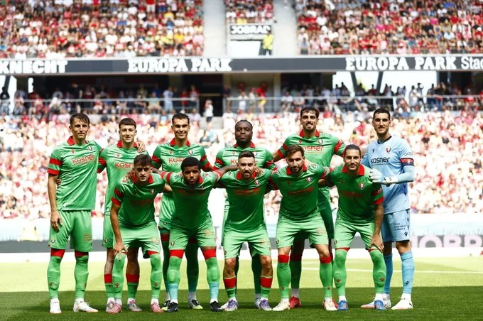 Portada de El Osasuna empata con el Friburgo, goles de Aimar y Raúl