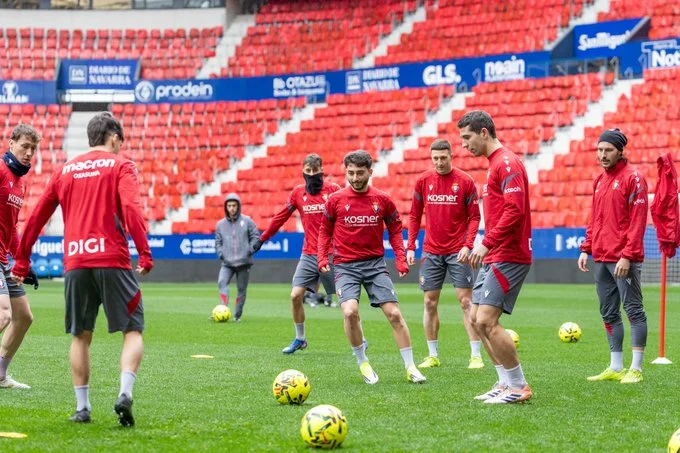 Portada de El Osasuna entrena con tres bajas en la ruta hacia Elche