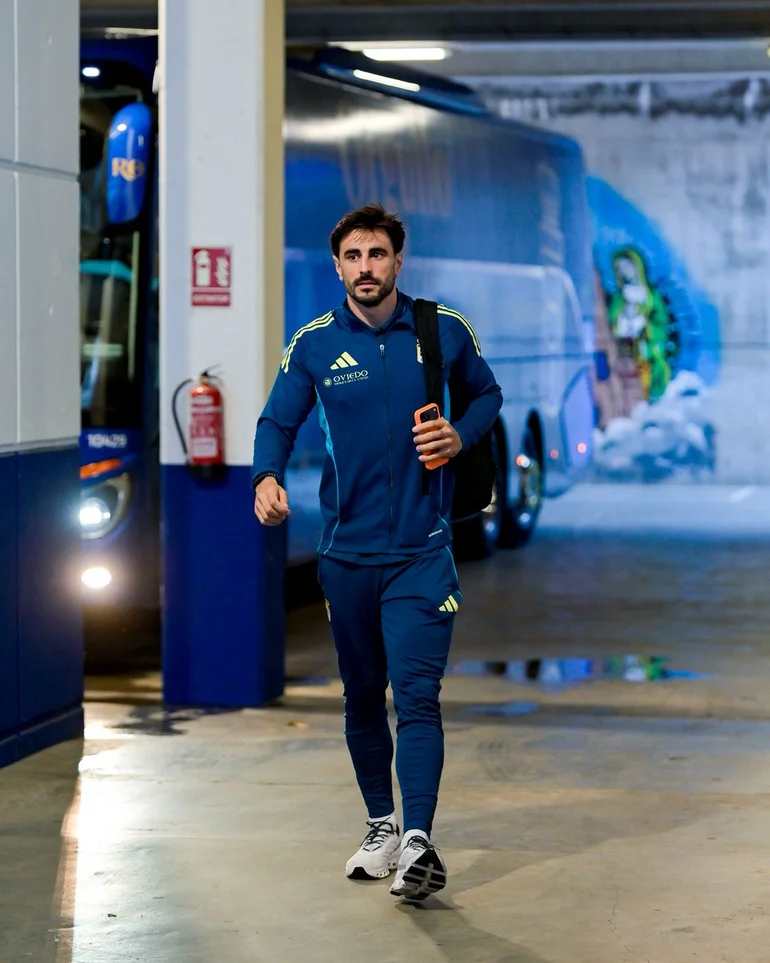Portada de Alineacion del Oviedo contra el Elche: Reina, Charia y Hassan titulares - Jornada 32 La Liga