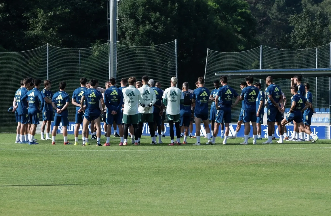 Portada de Cazorla no está en la lista del Oviedo para el amistoso dominical