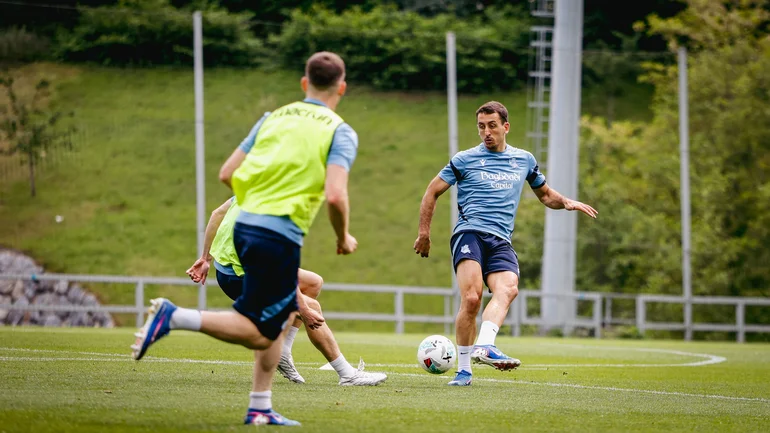 Sin Guedes, van fijos Oyarzabal, Barrene liderando el ataque de la Real Sociedad, entrenamiento