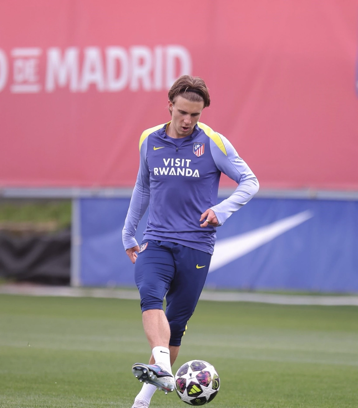Portada de Barrios a tope en el entrenamiento del Atlético este domingo