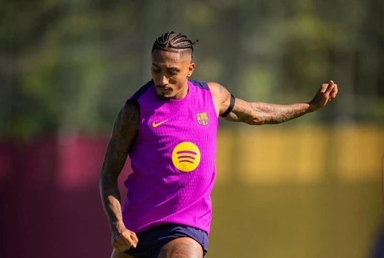 Portada de Raphinha entrena con el Barcelona y llegará a El Clásico