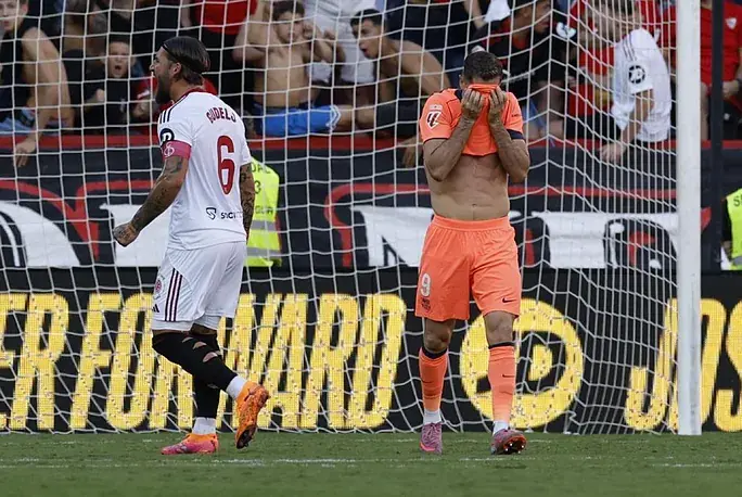 Portada de Descalabro del Barcelona, el Sevilla le pone en crisis - Jornada 8 La Liga