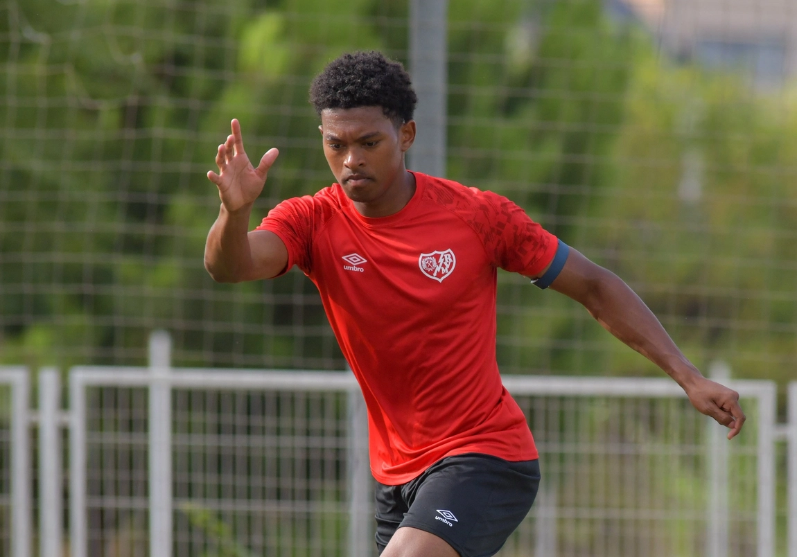 Portada de Oficial: Jozhua, nuevo fichaje para la defensa del Rayo