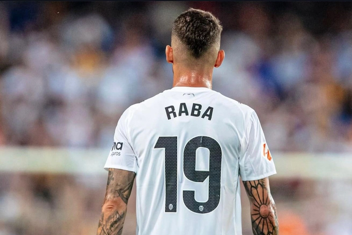 Portada de Oficial: Ramazani, Raba y Danjuma en alineación del Valencia en Copa del Rey