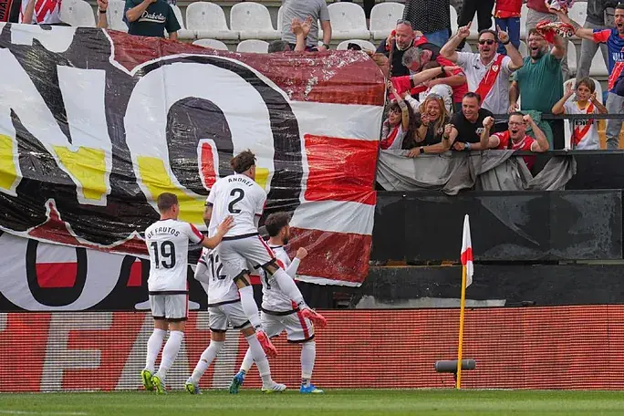 Ilias, Unai e Isi con goles en triunfo del Rayo sobre el AEK - cuartos de final Conference League