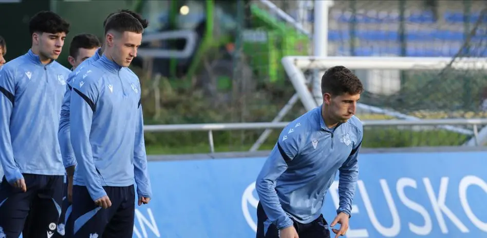 Portada de La Real Sociedad entrena de cara al otro derbi, en la Copa del Rey