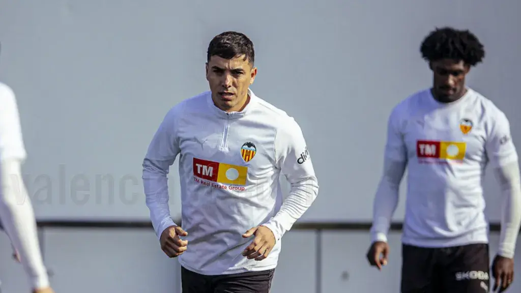Portada de Entrenamiento del Valencia con Renzo a tope y Beltrán descartado