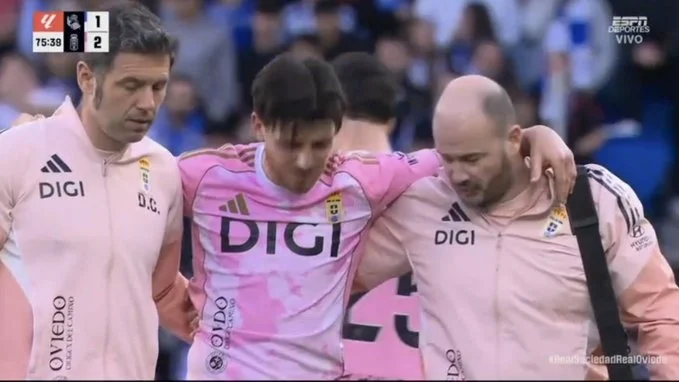 Alberto Reina se marcha lesionado del Oviedo - Real Sociedad