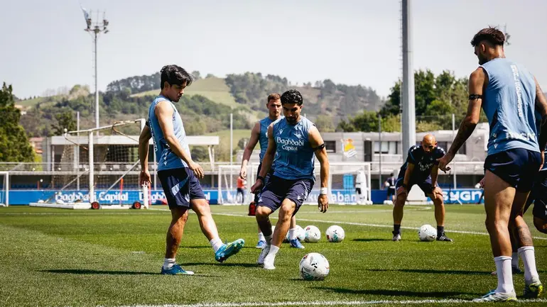 Dos dudas y dos descartes de la Real Sociedad en entrenamiento de cara al Rayo Vallecano