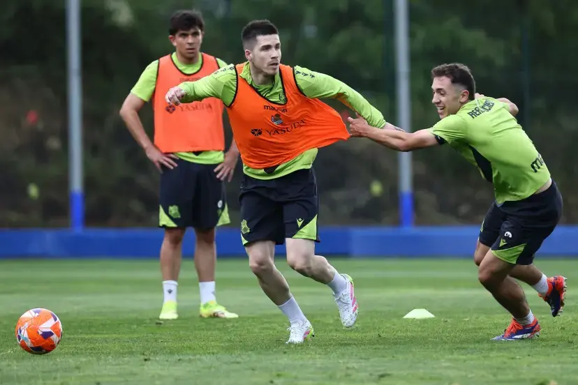 Portada de La Real entrena con cambio de chip, pero sin pistas