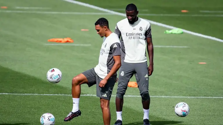 Portada de Alexander-Arnold, Rüdiger y Carreras, bajas confirmadas para recibir al Girona