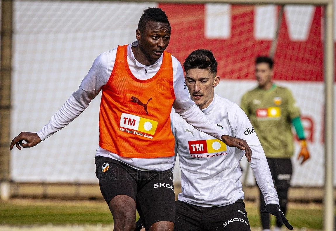 Portada de Entrenamiento del Valencia, sin Copete, y Pepelu está en lista de espera