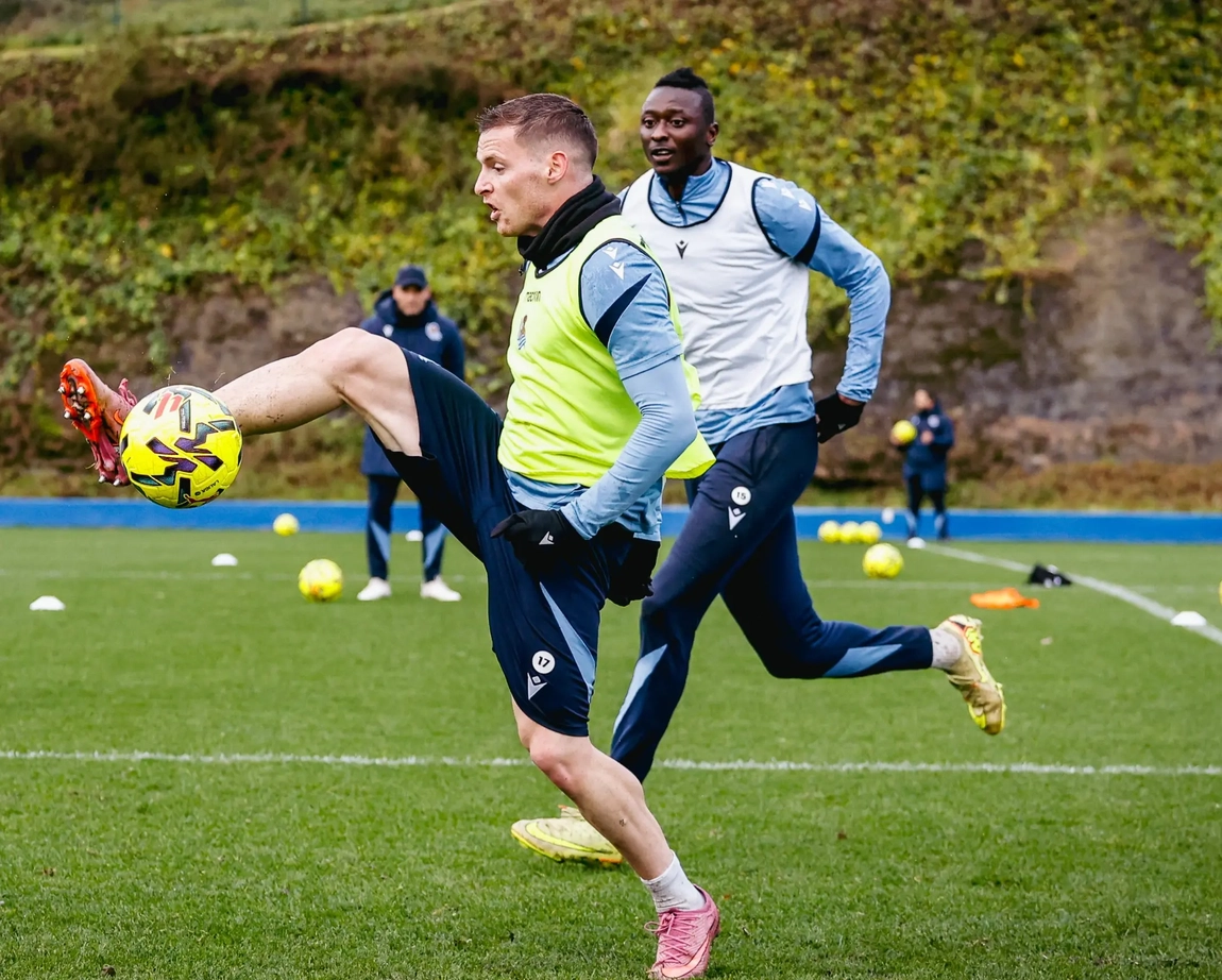 Portada de Entrenamiento de la Real Sociedad, nada de regresos en Zubieta