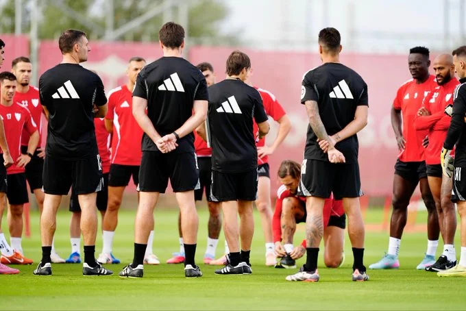Portada de El Sevilla regresa a los entrenamientos, con dudas para La Liga y exigencia en Copa