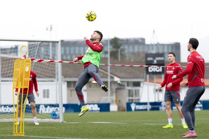El Osasuna entrena con duda, y plaza abierta en el ataque para la Jornada 22