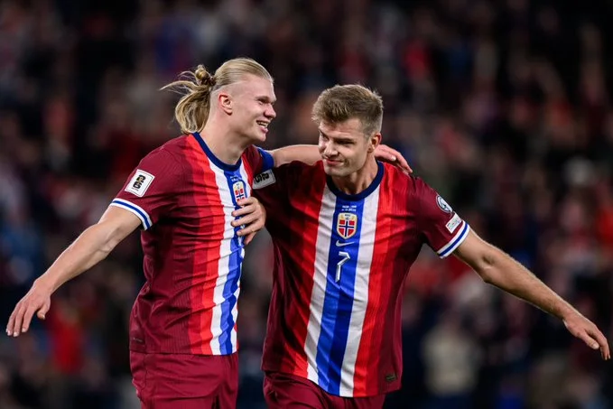 Portada de Sorloth y Nyland clasifican al Mundial tras la goleada de Noruega a Italia