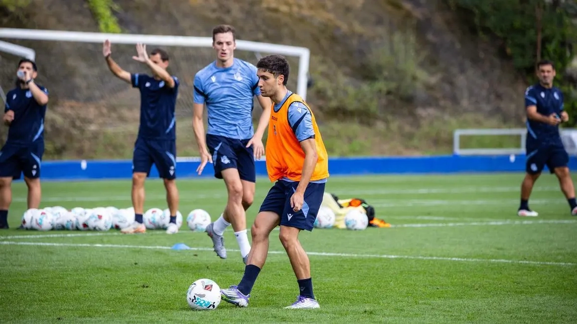 Portada de La Real Sociedad regresa a los entrenamientos con 14 ausencias