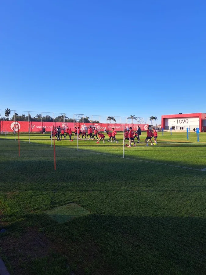 El Sevilla entrenó sin Alexis, con Suazo, y a la espera de Ejuke