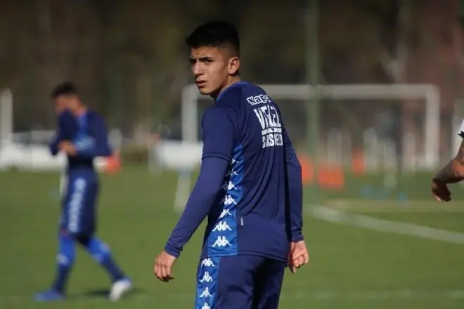 Portada de Thiago Almada en el muelle de embarque del Atlético