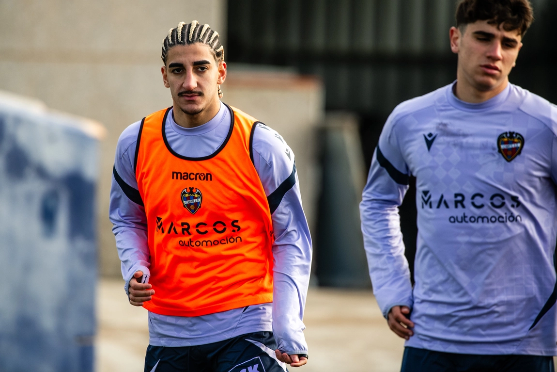 Portada de Oficial: Tay Abed es nuevo jugador del Levante, y ya entrena con los granotas