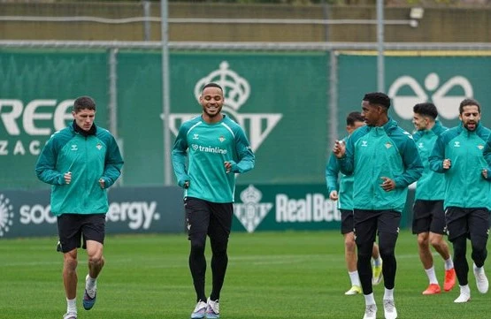 Portada de Entrenamiento del Betis con nueva baja en el ataque para ir al Metropolitano