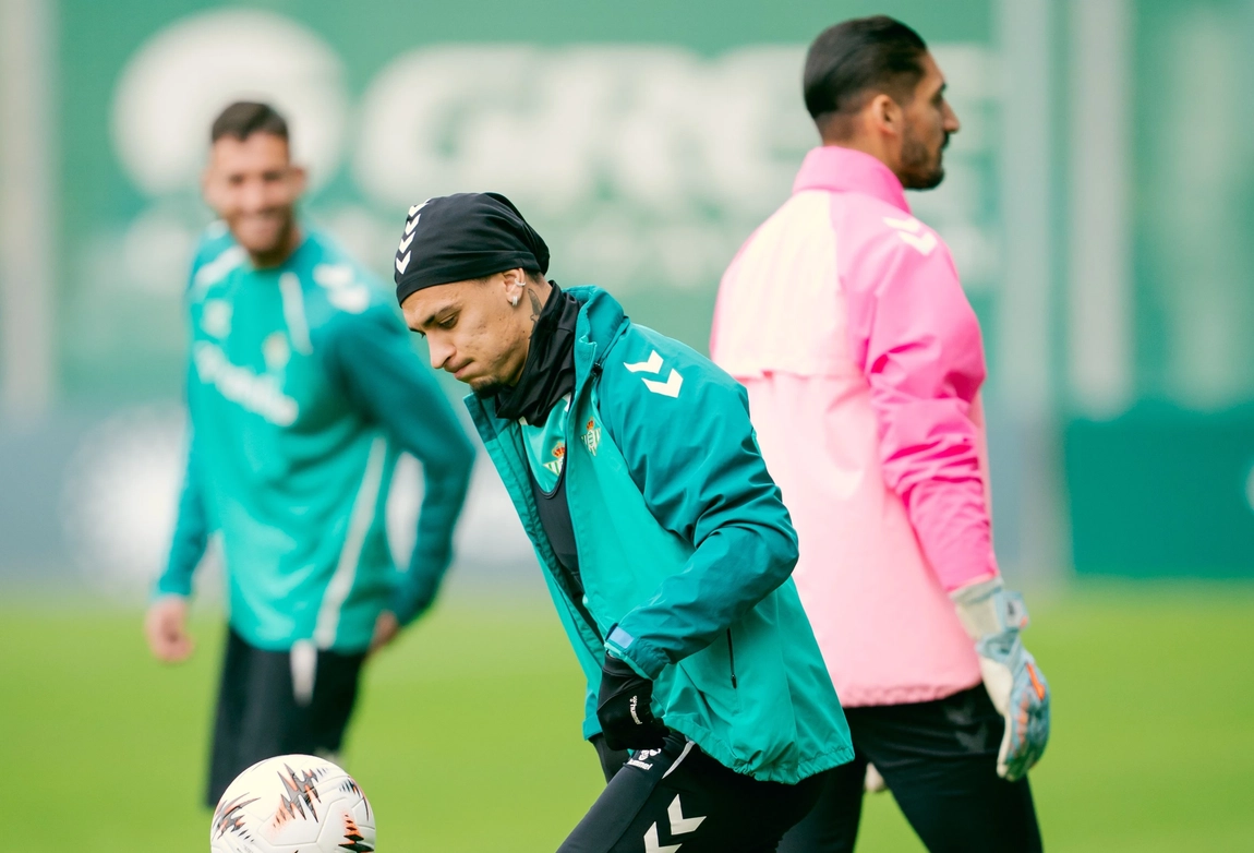 Tres señales en el entrenamiento del Betis de cara a la Europa League