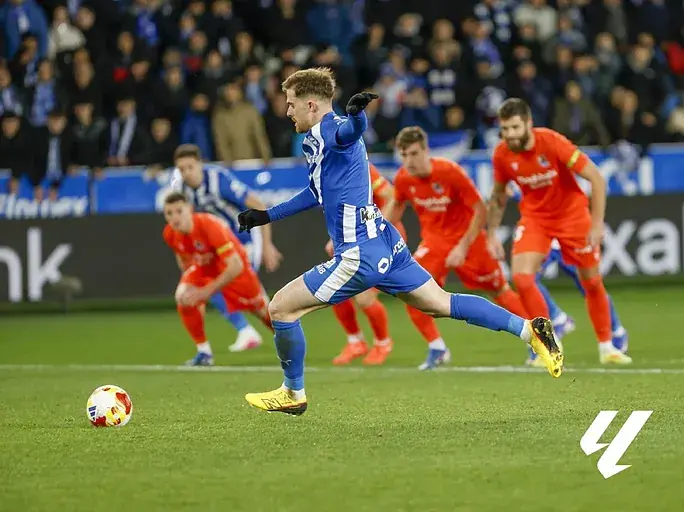 Toni Martínez con gol y fallo en la despedida del Alavés en la Copa del Rey