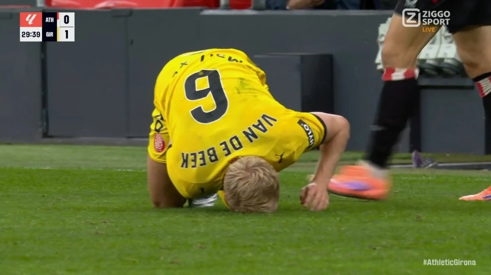 Portada de Van de Beek se lesiona en su debut titular de la temporada