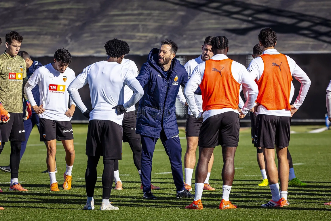 El Valencia entrena con regresos, y con Pepelu en duda