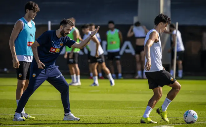 Portada de Almeida y Thierry suben cargas con el Valencia