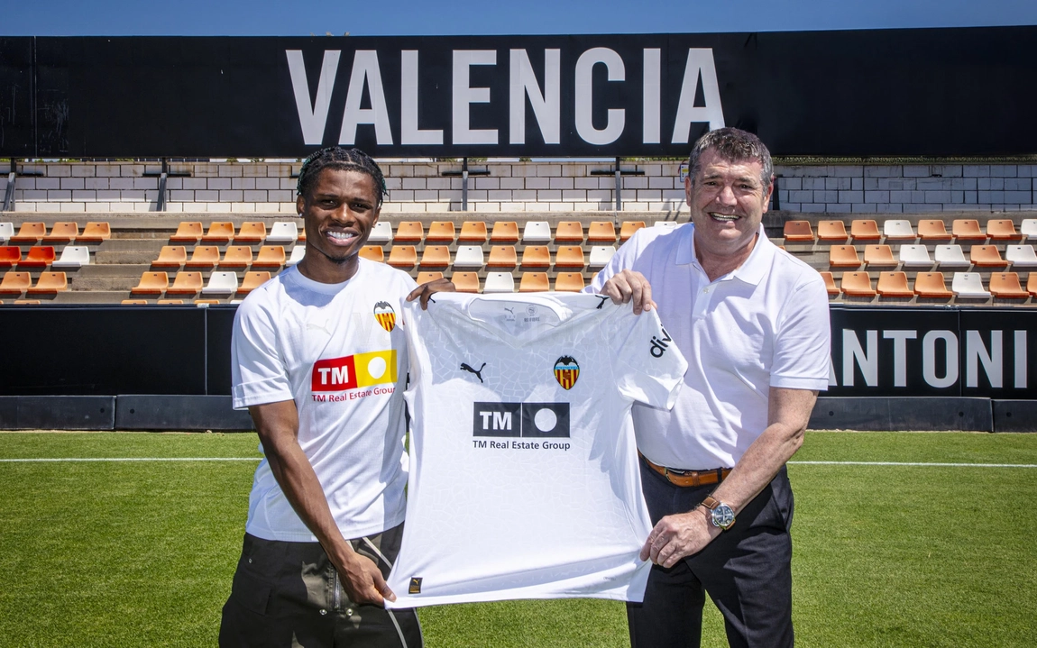 Portada de Oficial: Ramazani firma con el Valencia para la temporada 2025-2026