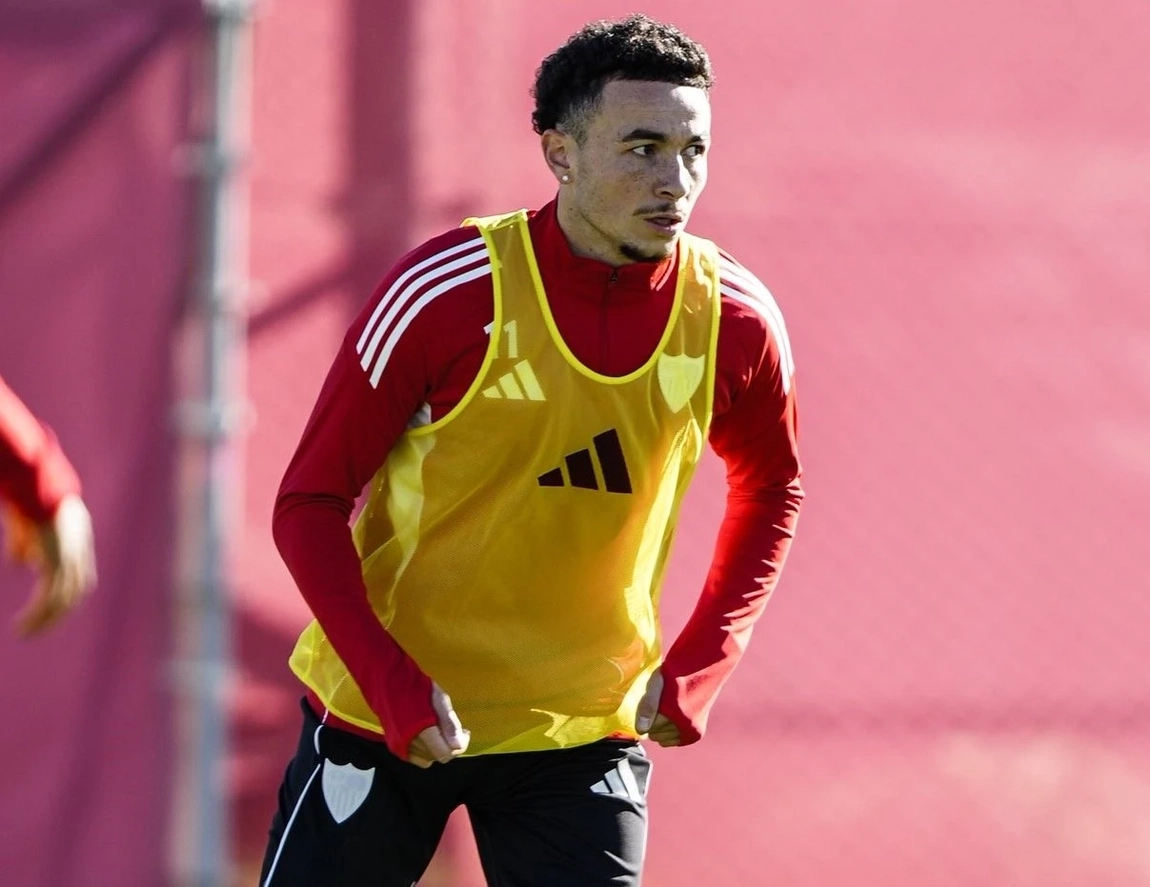 Portada de Entrenamiento del Sevilla, Vargas lidera un ataque con dudas para las otras plazas