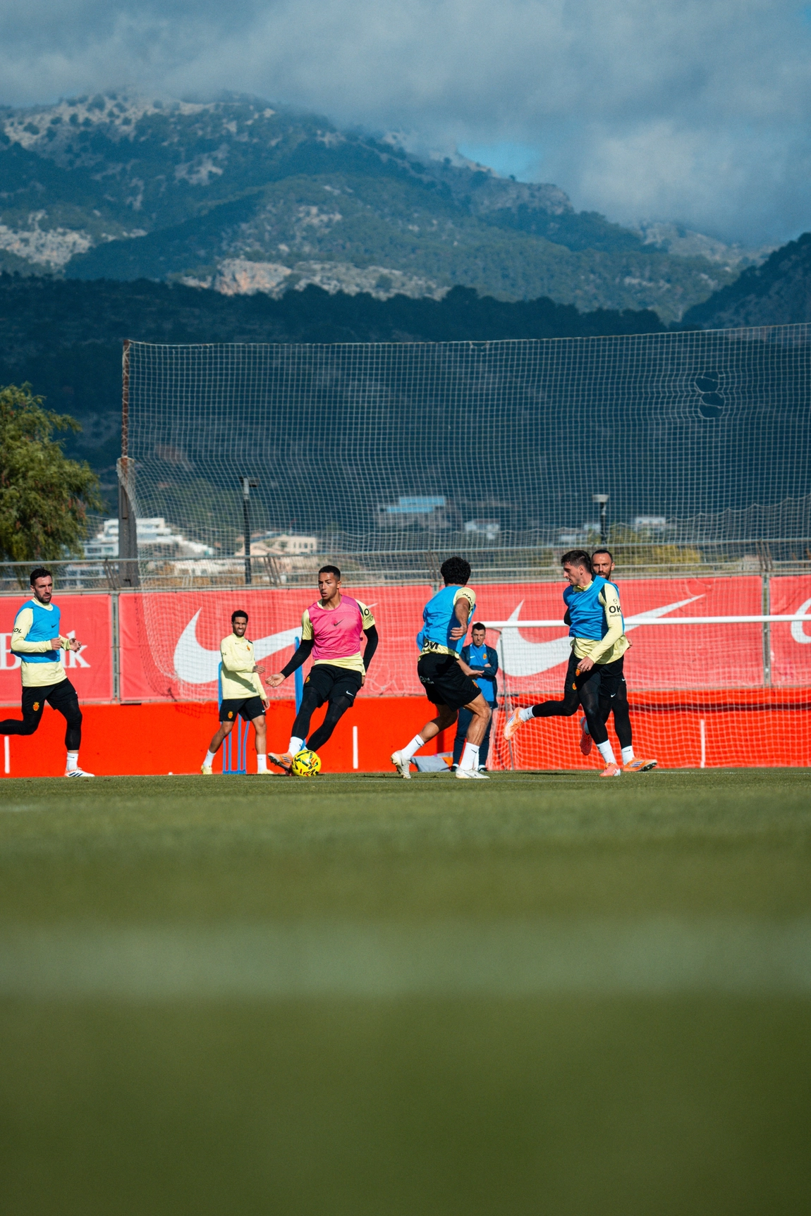 Portada de Entrenamiento del Mallorca, más defensa, y portería completa