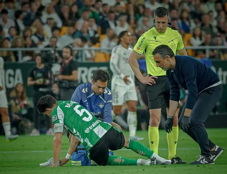 Marc Bartra cae lesionado ante el Real Madrid y queda pendiente de pruebas