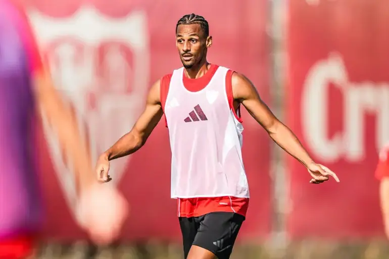 Portada de Sow está de regreso, pero hay un lío en la defensa del Sevilla