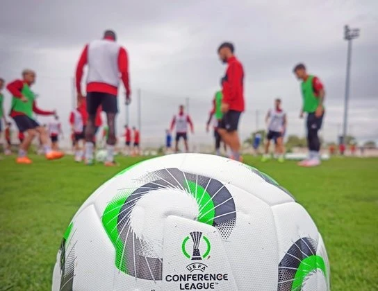 Portada de El Rayo entrena para la Conference sin De Frutos