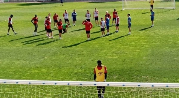 Portada de El Rayo con dos bajas y un "aliviado" en el entreno de este miércoles