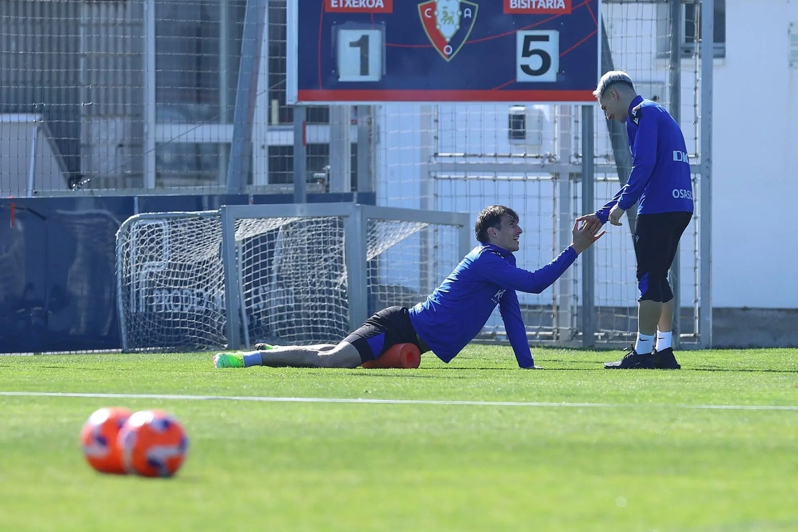 Portada de Entrenamiento de Osasuna con un regreso a medias
